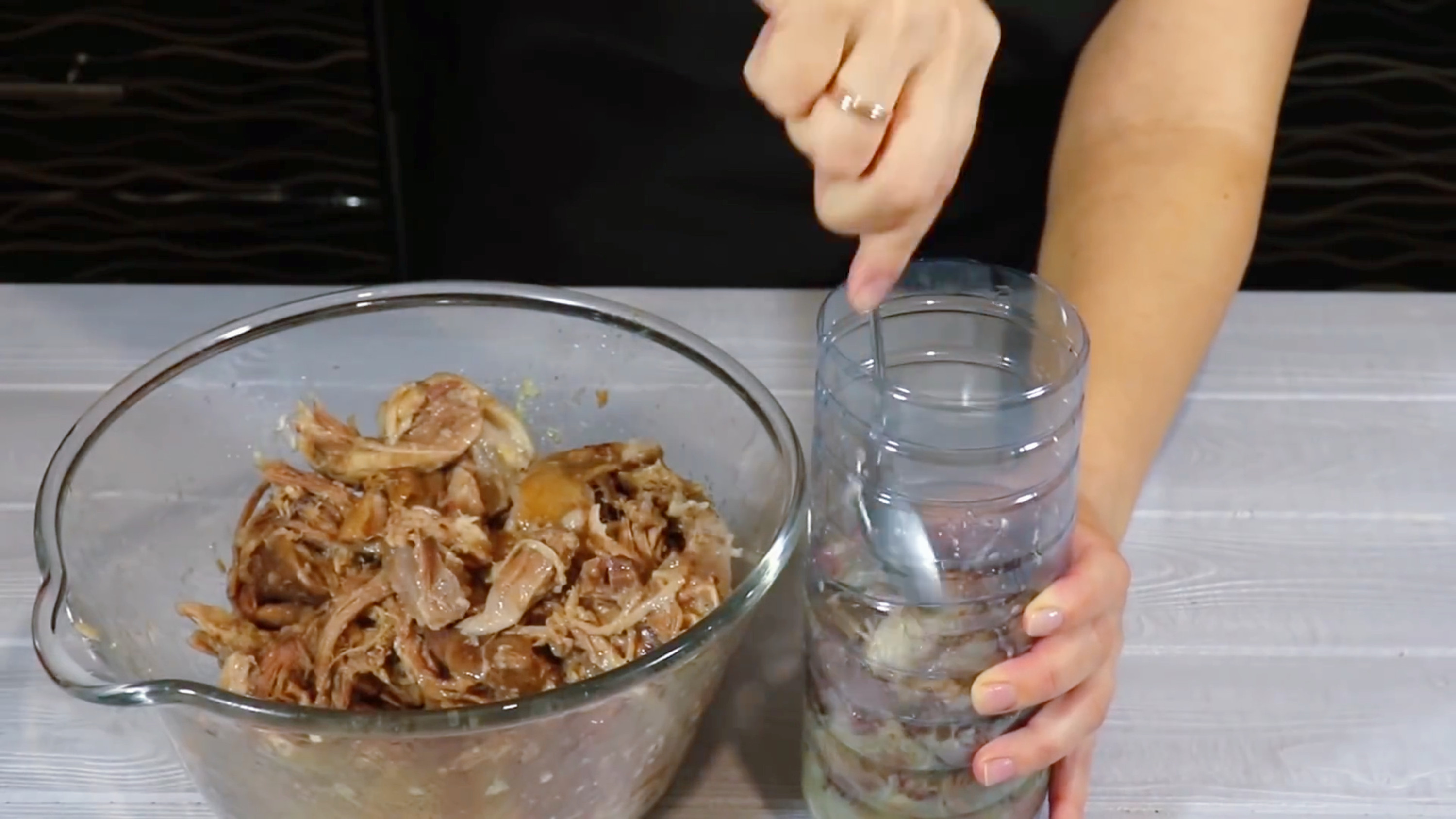 把猪肉装到矿泉水瓶子里，12小时后变成美味香肠，做法头一次见