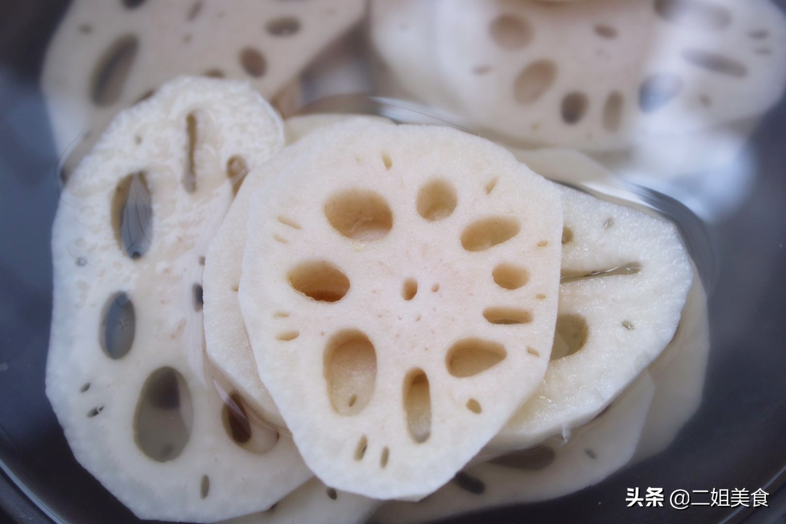 不切开莲藕怎样清洗莲藕里的泥,莲藕怎么清洗才能吃得放心