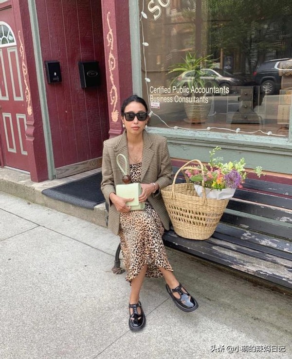 入春怎么穿？回头率最高的穿搭参考：“长裙+外套”，气质又高级