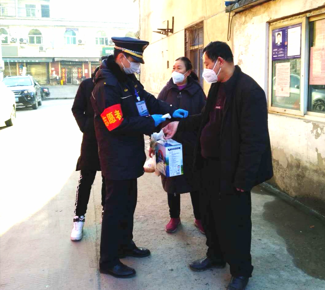 90后青年志愿者抗疫一线显担当,抗击疫情00后志愿者的青春担当