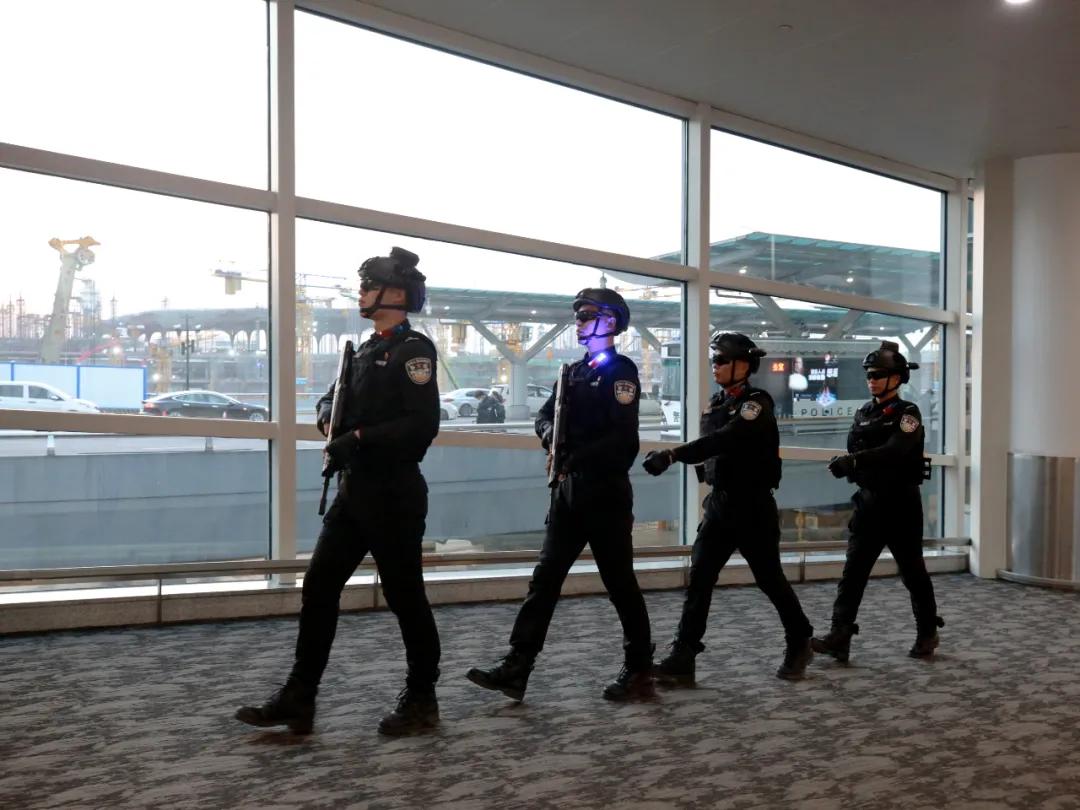 越是关键时期越是考验担当,越是关键时刻越要坚持