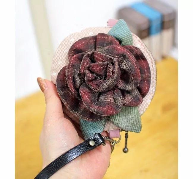 在家用几块小碎布，就能做个玫瑰零钱包，闺蜜看了都想要！附教程