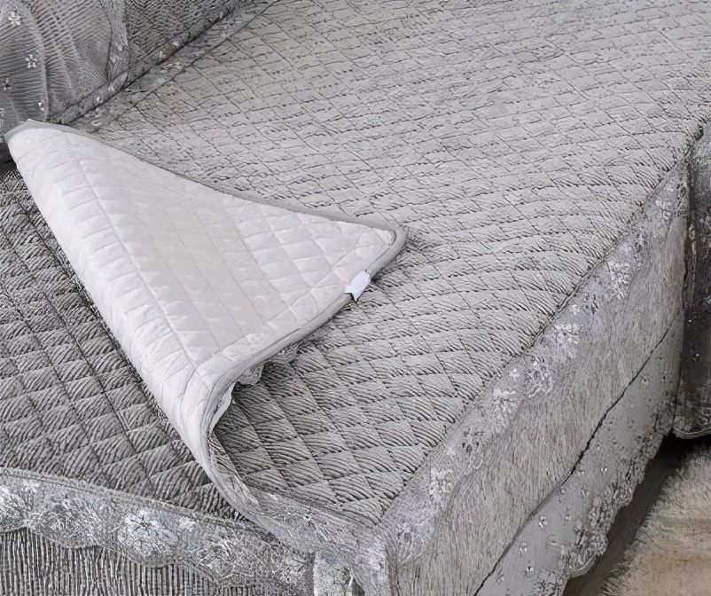 沙发又硬又黑,沙发污渍清理有色差