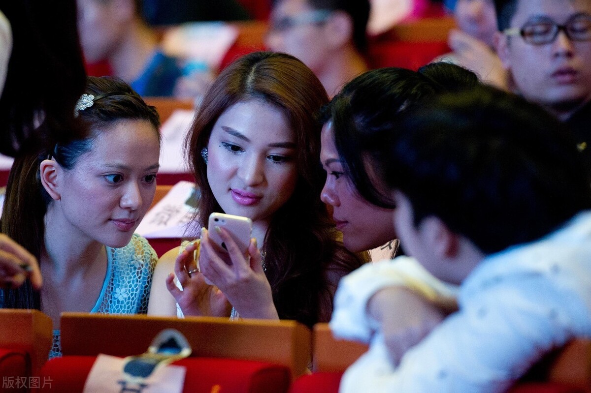 郭美美跟她妈妈照片,郭美美和妈妈一起采访
