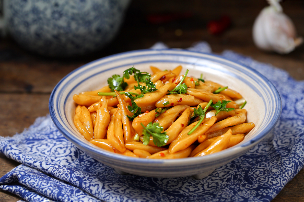 用面粉做面条面团软一点还是硬,面粉揉不成团很粘能发酵吗