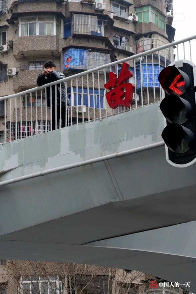 00后武汉封城期间一首《武汉加油》唱火,为谋生曾送外卖摆地摊