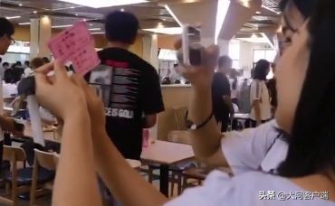 河南三名干部“落马”;读书真能当饭吃!河南这个高校餐厅背古诗送餐券