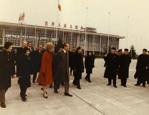 1972年,毛主席接见尼克松,笑着问他:你们常常利用姑娘做掩护?