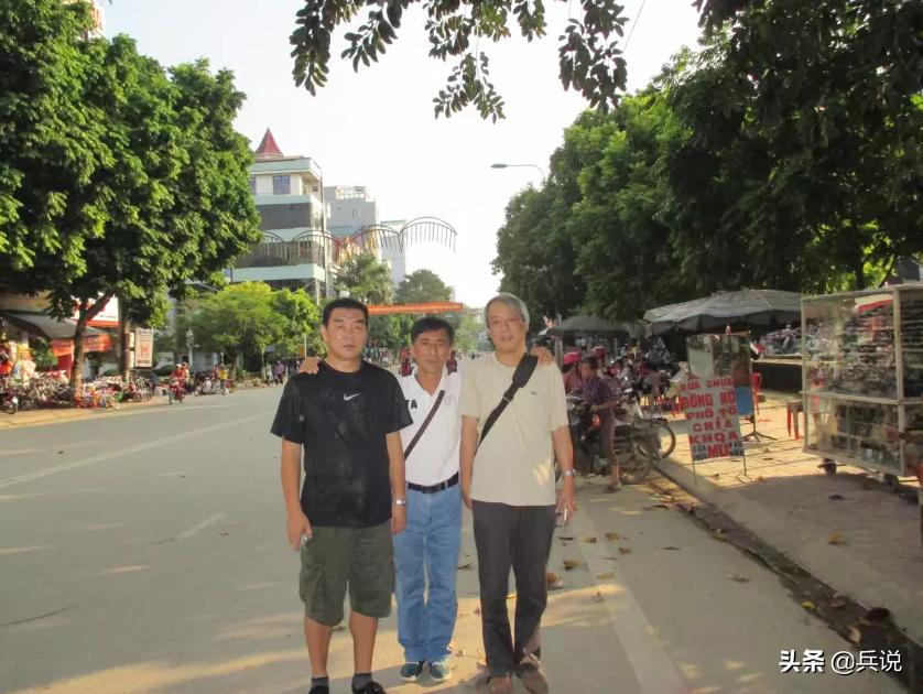 越南老兵重回当年战斗过的洞穴 (越南老兵回忆丛林战争)