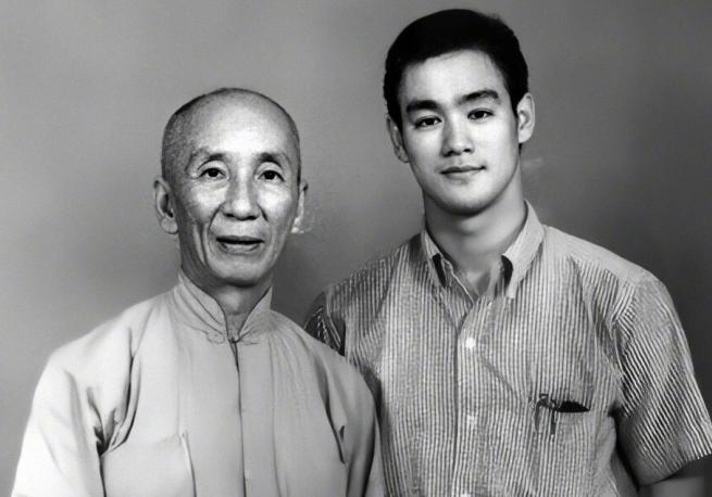 李小龙从叶问背后走过去,李小龙从徒弟到守墓人