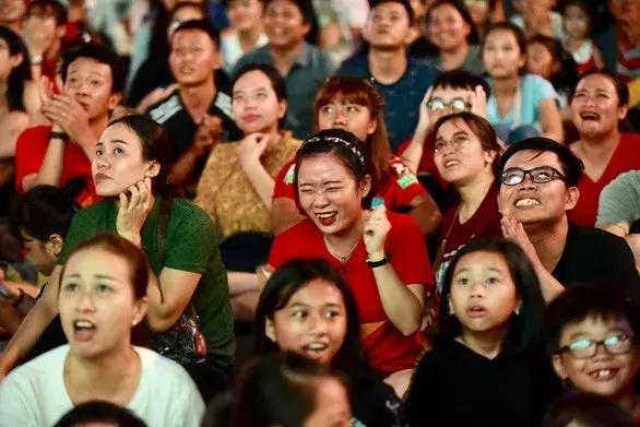 越南人有多爱足球？好多漂亮小姐姐都上街当起了“啦啦队”