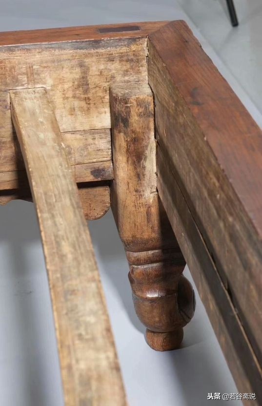 你看这张榻：破旧吗？破旧！大气磅礴吗？没觉得！可它值3105万！