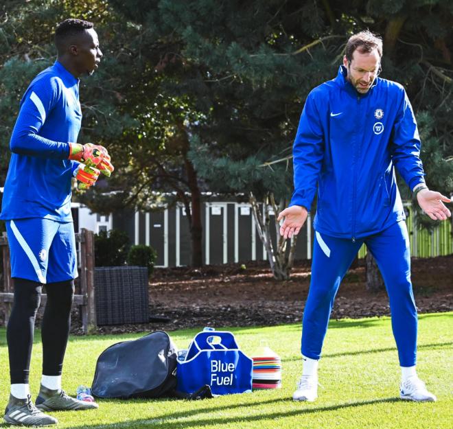 门迪终于首发出战，为何黑人门将很难在豪门立足