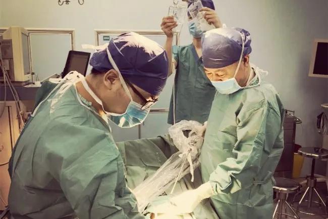 女儿第一次来月经被吓坏了,小女孩一岁半来例假怎么回事