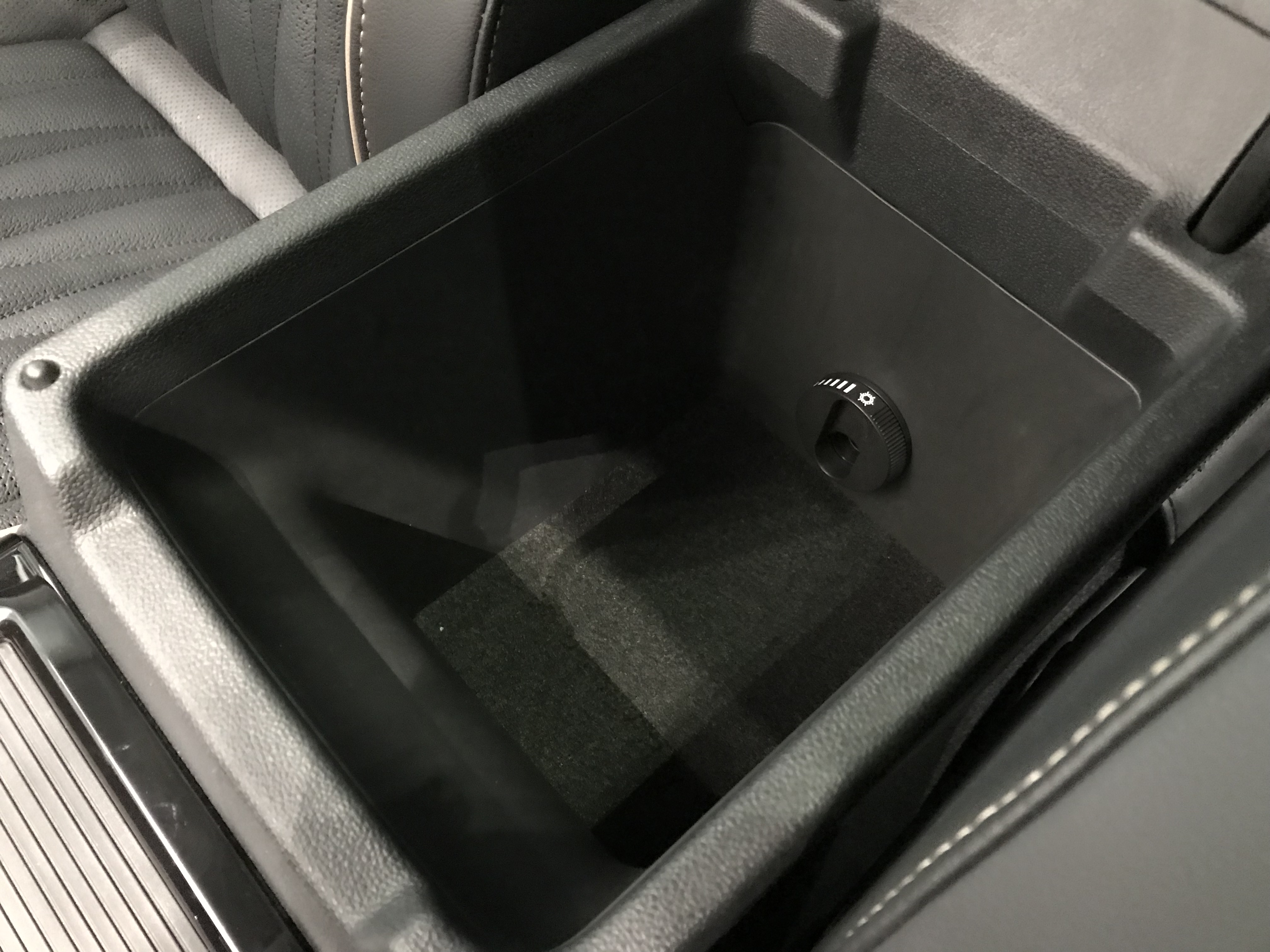 新款帕萨特后排对比迈腾后排空间,静态体验迈巴赫