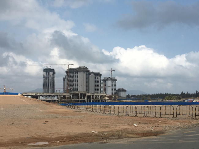 一条海棠路，半座三亚城：“海岛第一路”背后蕴藏怎样的资源密码