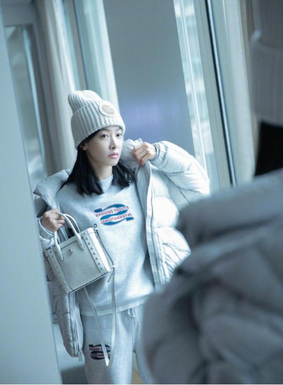 宋茜穿蓝色卫衣机场照,宋茜穿羽绒服