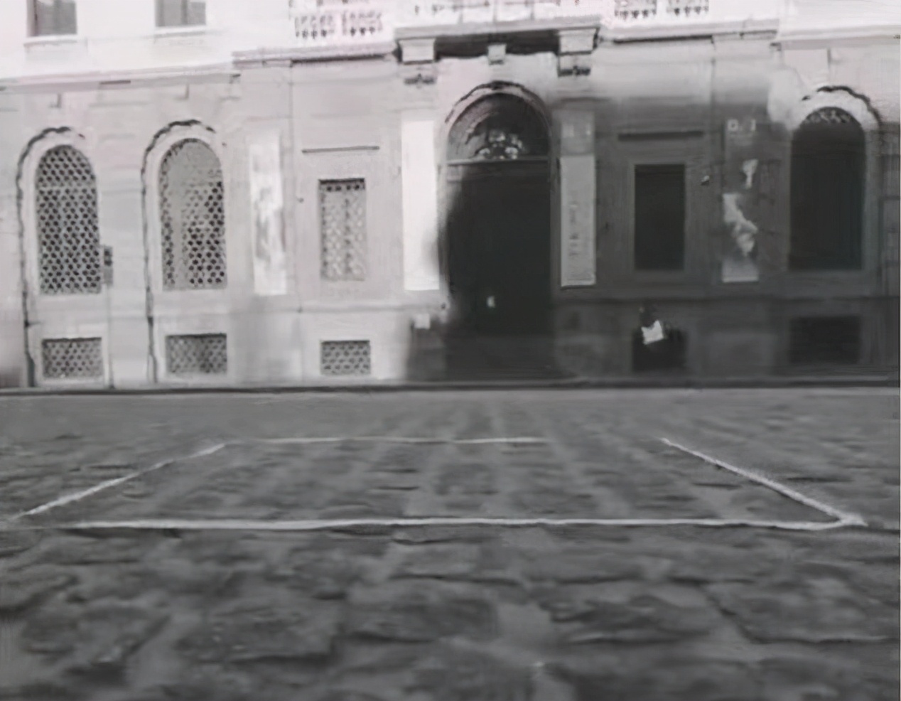 意大利艺术家以1.3万英镑卖出一尊隐形雕塑，向买家颁发一份真品证书以证明雕塑存在