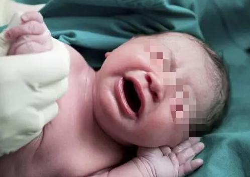 孕妈生孩子孕爸心疼哭,孕妈生下遗腹子公婆突然下跪