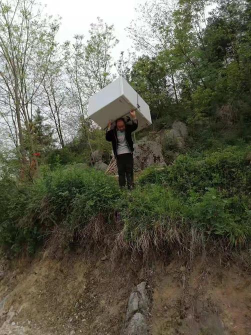 震惊!澳柯玛售后师傅背起冰柜暴走4公里秦岭山路