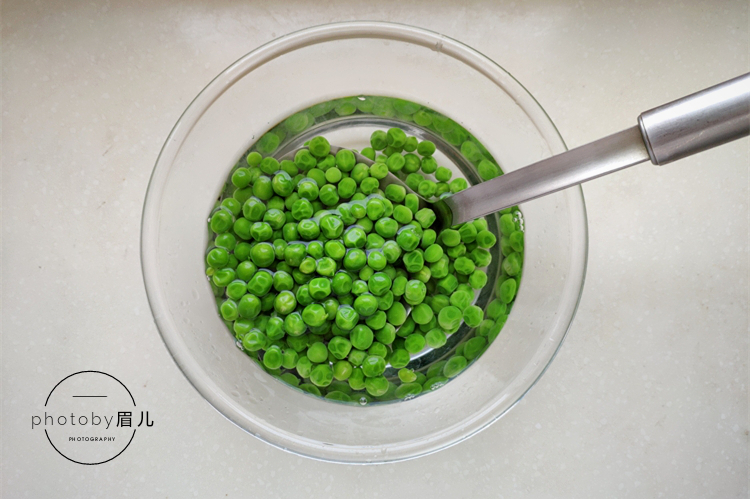为啥你做的豌豆容易变黄?只要一招,炒出来的豌豆翠绿又好吃