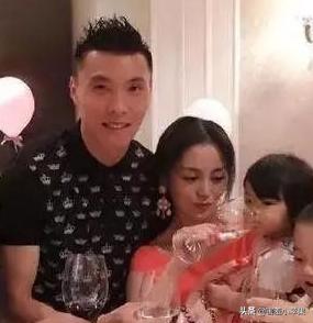 中国男足太太团完整版,中国男足出征带太太团