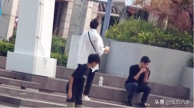 张智霖一家散步,张智霖举家北上