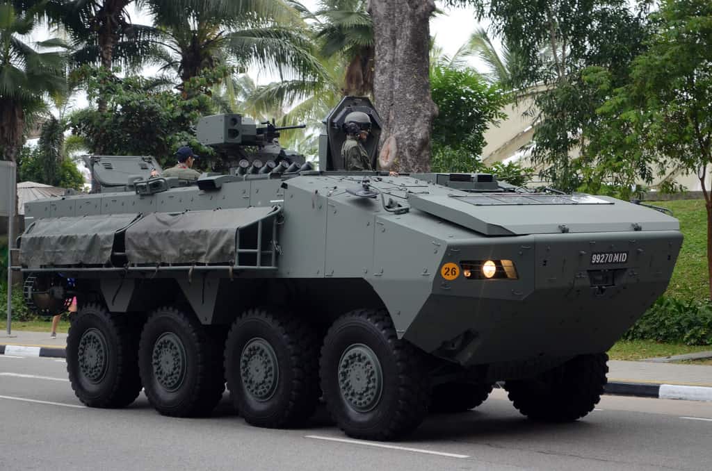 摩天大楼上面的机械怪兽,摩天大厦狂暴巨兽视频