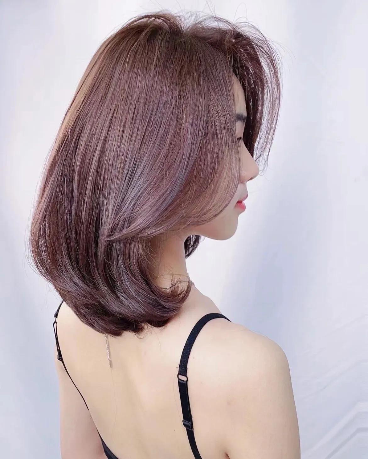 适合小脸的烫发中短发夏季,这个季节最流行的短烫发