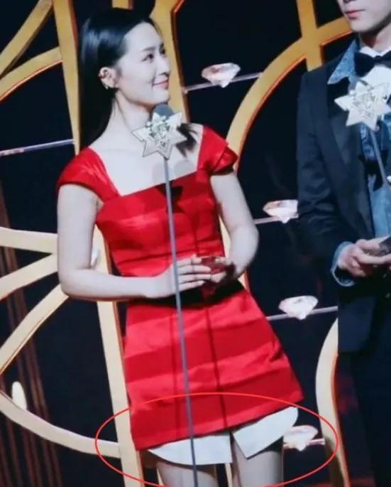 有种“保守”叫李沁嫌裙子太短，特意留口袋布，没想到意外显腿长