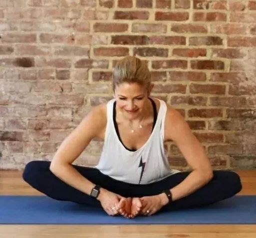 穿高跟鞋脚疼按摩,高跟鞋式瑜伽动作要点