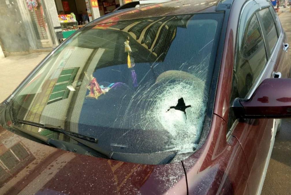 钥匙锁车里砸哪块玻璃最便宜,车钥匙掉了砸哪一个玻璃比较划算