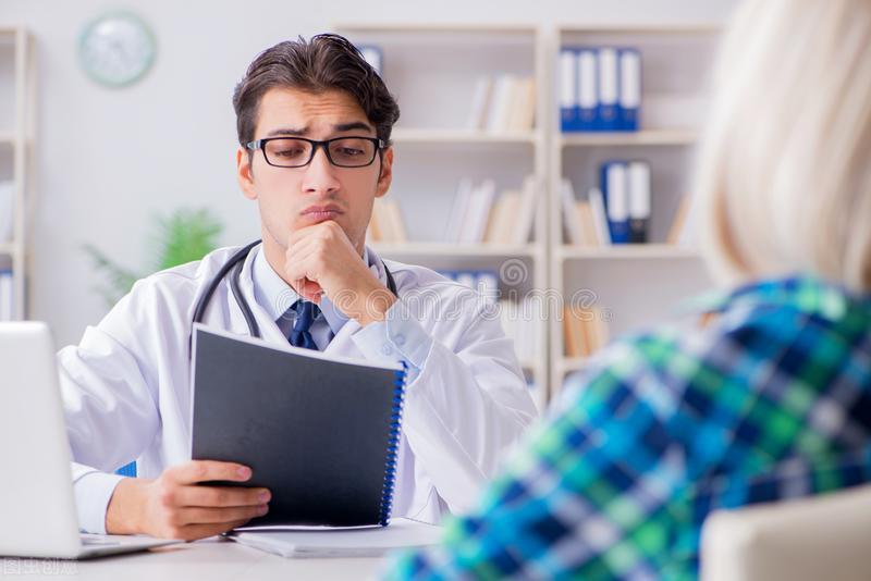 手上长了好多小水泡可以挤吗,手上长小水泡一挤就流水是什么病