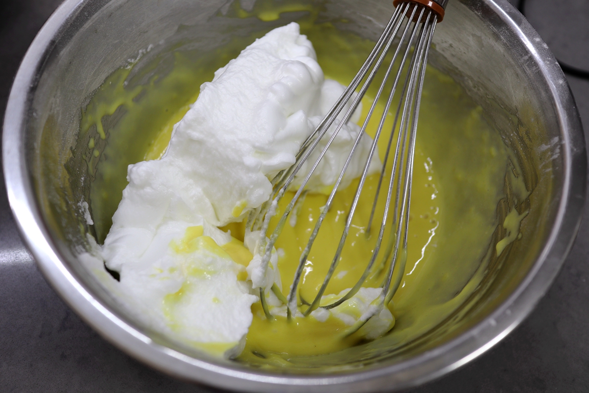 戚风蛋糕卷要烤多久才不掉皮,戚风蛋糕不开裂不塌陷的诀窍