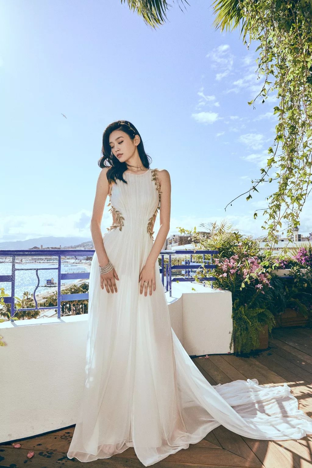 章子怡太放的开，礼服裙竟直接真空上阵，瞅瞅这饱满曲线太惹眼