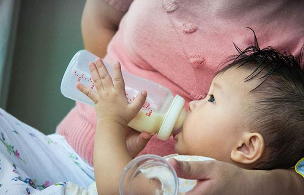 吃母乳的宝宝吃奶粉只能吃50ml,为什么宝宝吃完母乳再吃奶粉才睡