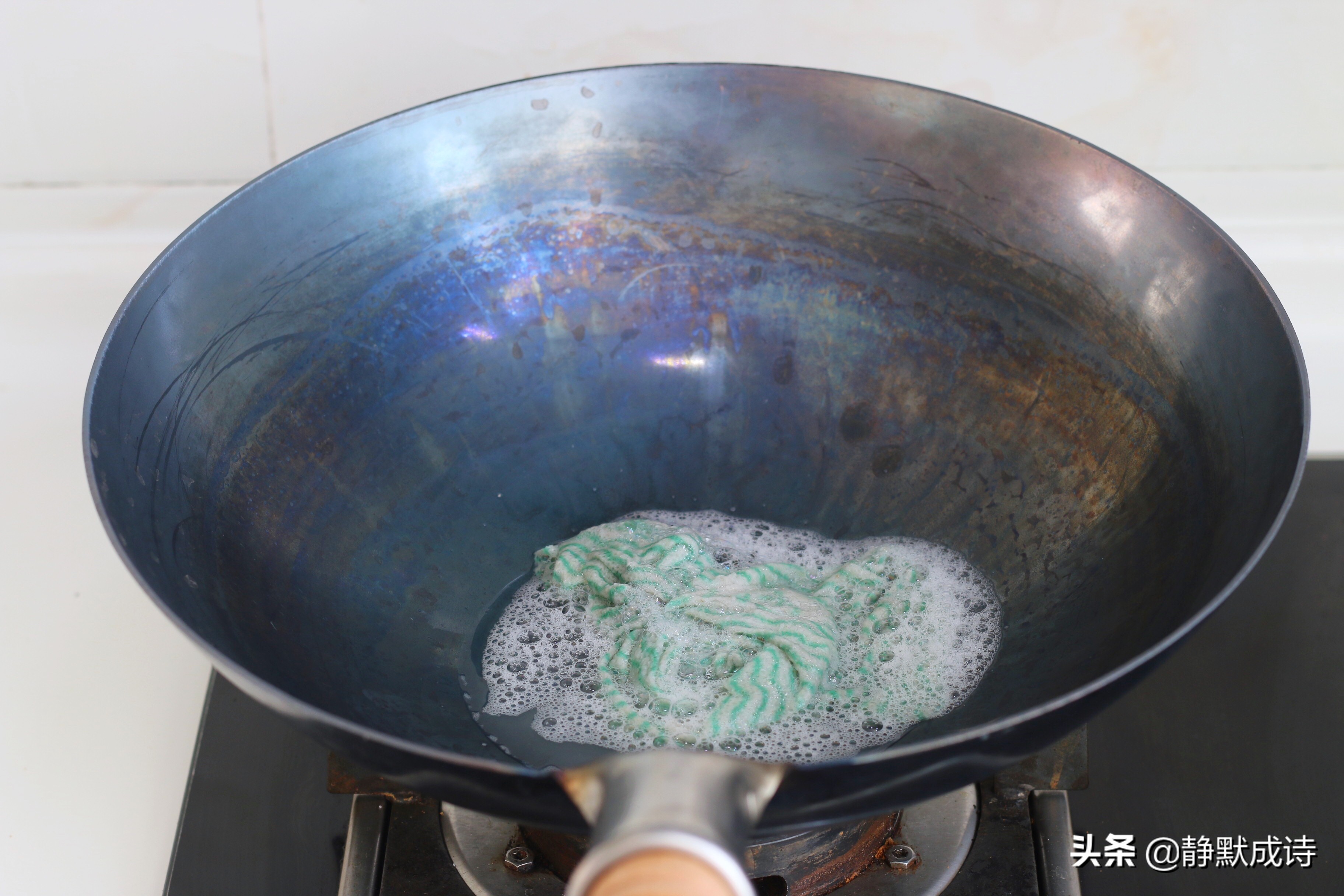 铁锅怎么开锅以后就不生锈了,铁锅怎么开锅才不会开裂