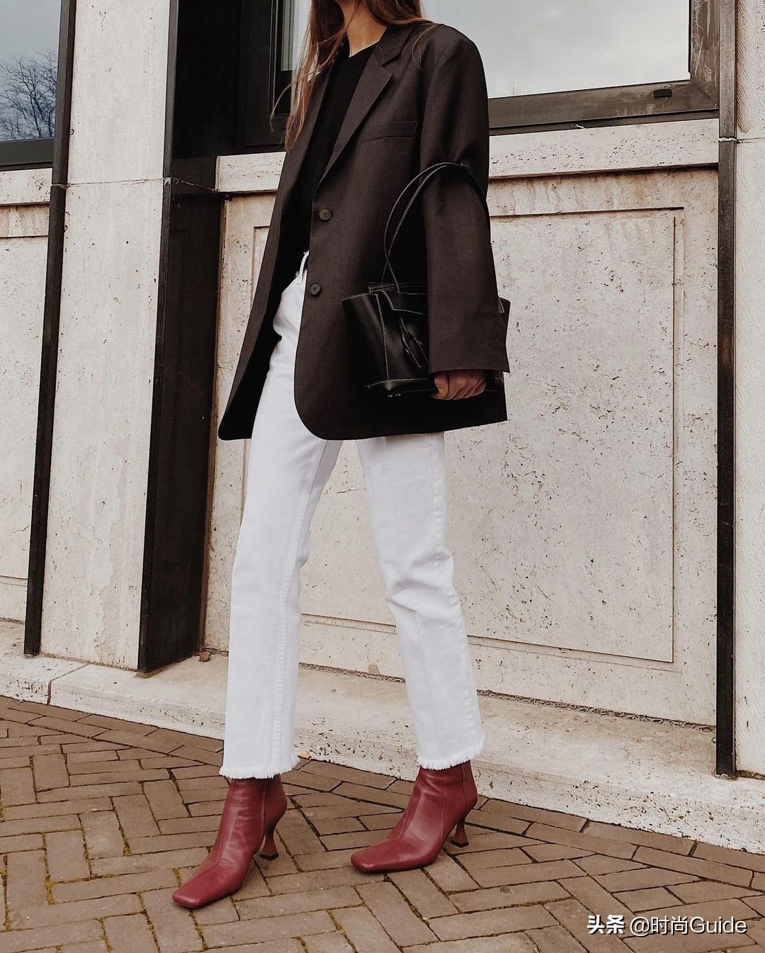 棕色靴子搭配红色小香风,复古深棕色和烟灰色靴子好搭吗