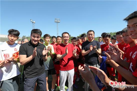 许家印直飞武里南视频,许家印现身马德里助威恒大杯