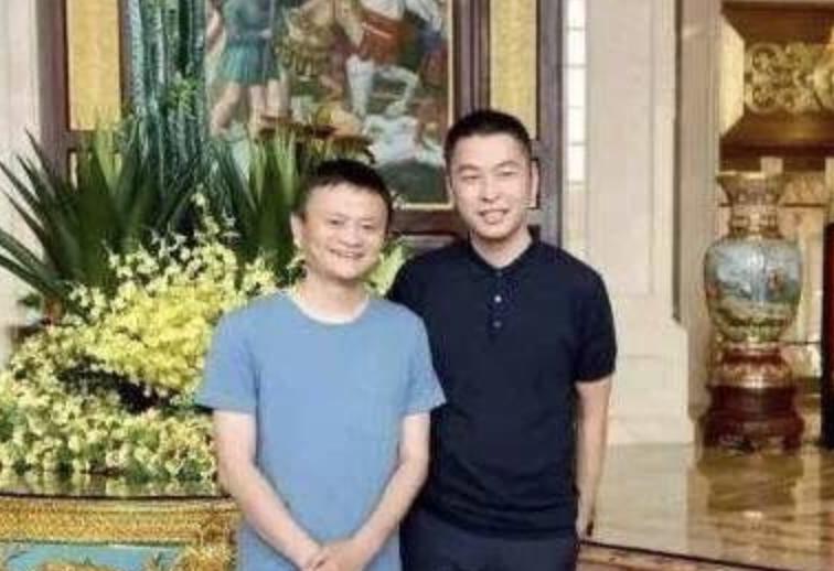 江苏首富之子,接管老爸300亿家产,却无法解决90亿服装库存