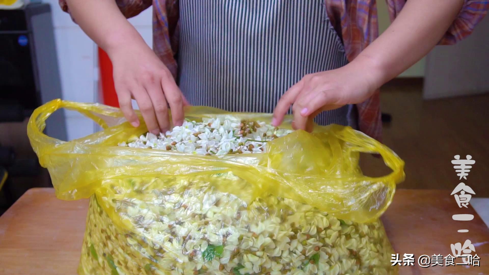 槐花怎么蒸比较好吃可以冷冻保存,家常蒸槐花的正确方法和做法