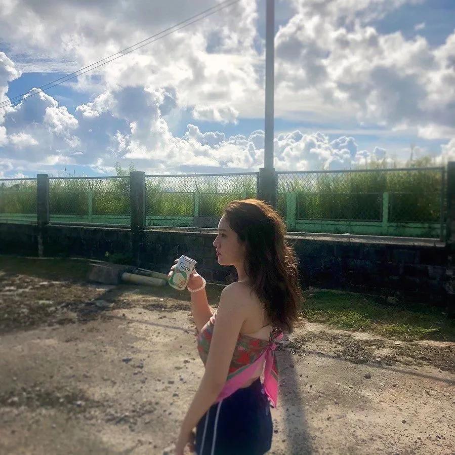 Lisa密友开豪车引争议！又纯又欲的“国民女友”有什么好酸的？