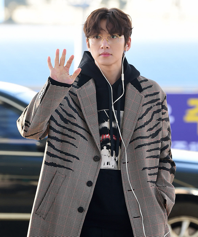 池昌旭黑色冲锋衣,池昌旭纯黑西装