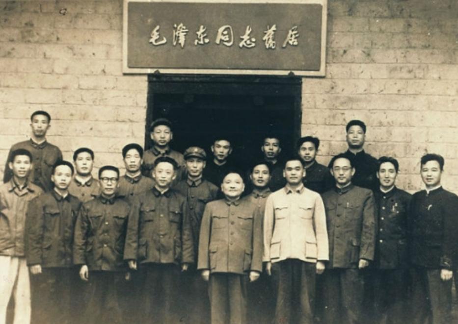 1961年,*少奇刘**参观韶山冲,指着毛主席故居门匾说道:这个字不妥