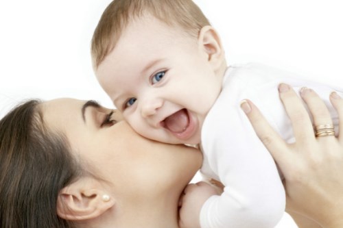 男孩打游戏妈妈喂饭,儿子打游戏妈妈喂饭