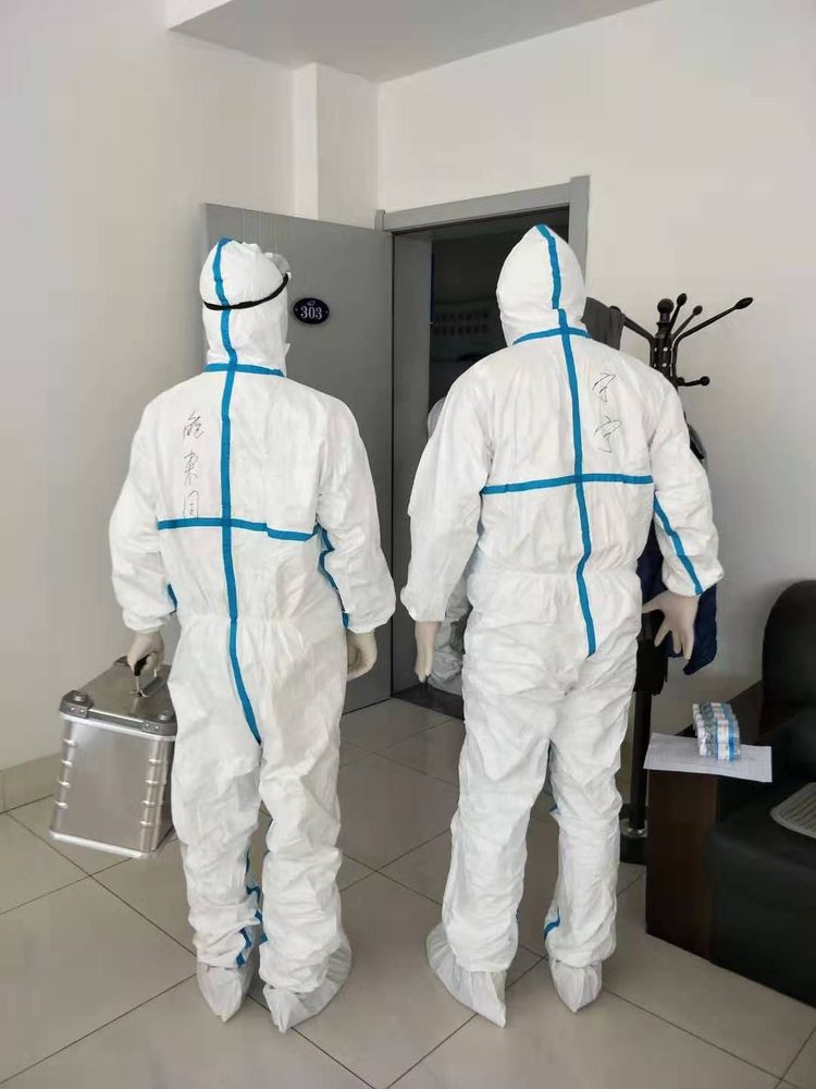 医护人员与孩子隔空喊话,抗疫医生隔空喊话