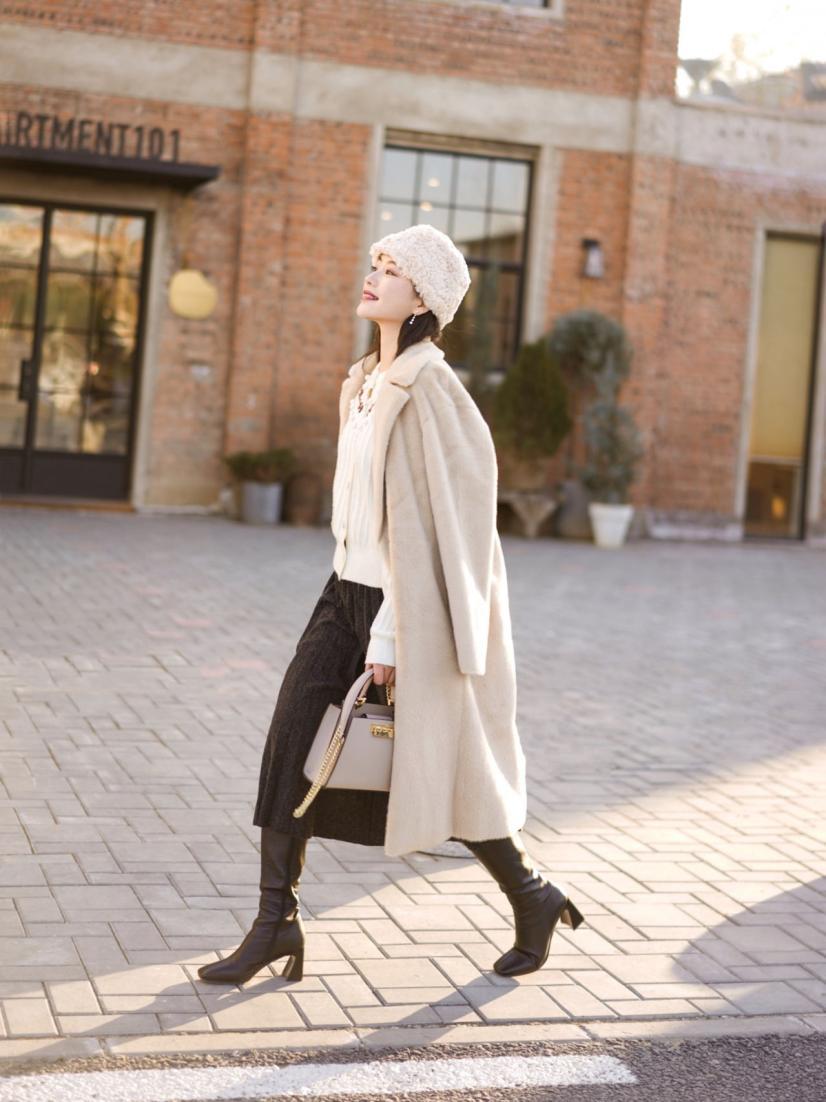 大衣裙子冬天绝配,大衣配什么裙子冬天穿好看