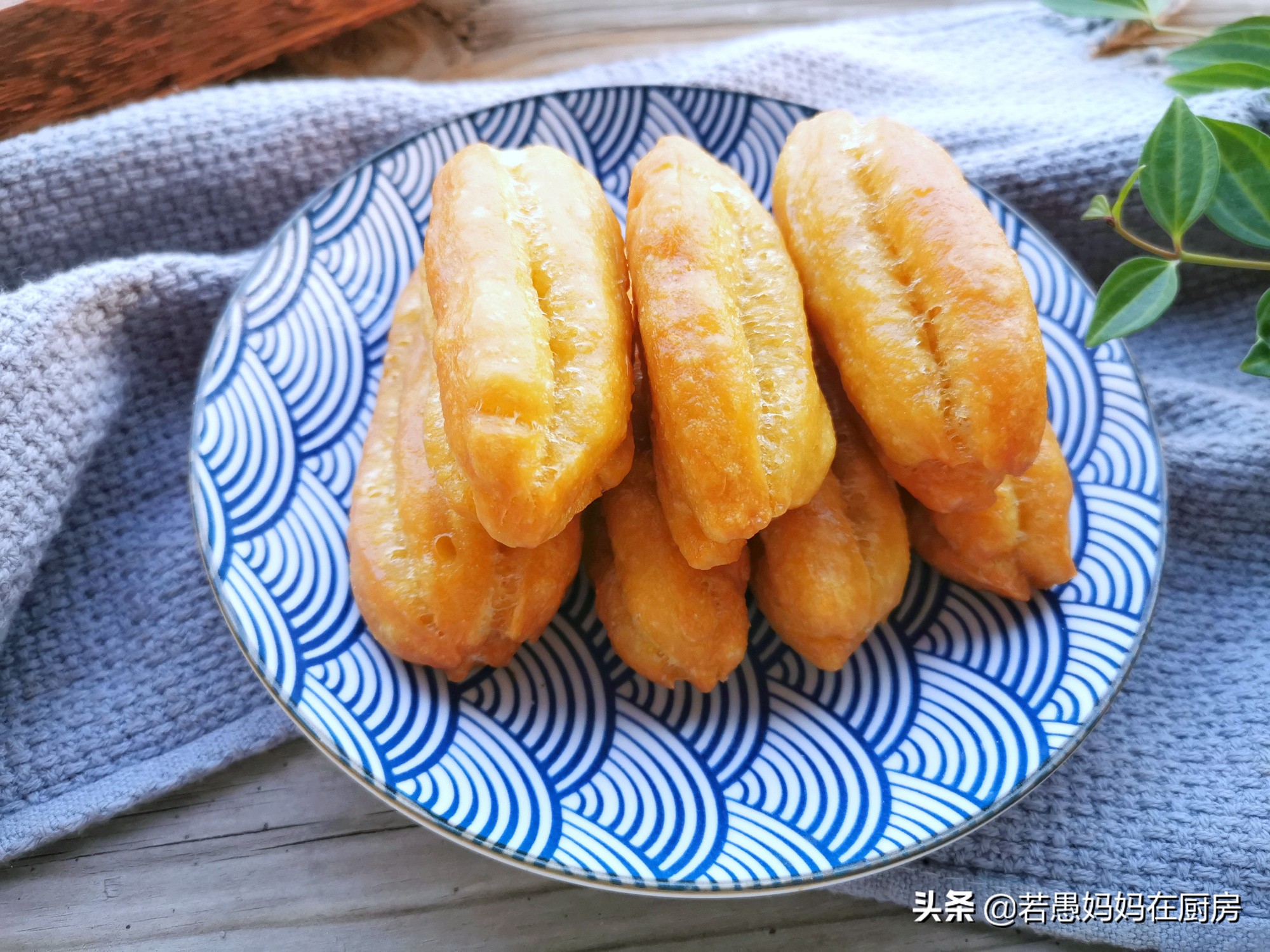 怎样在家做油条外酥里软,最健康油条做法外酥内嫩口感松软
