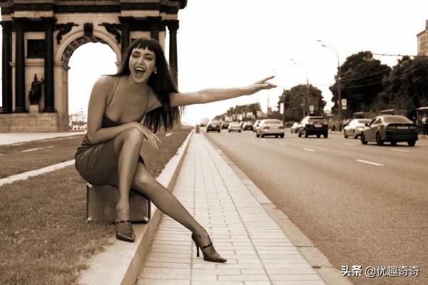 那些撩大腿搭便车的女孩，有的变成了姓奴