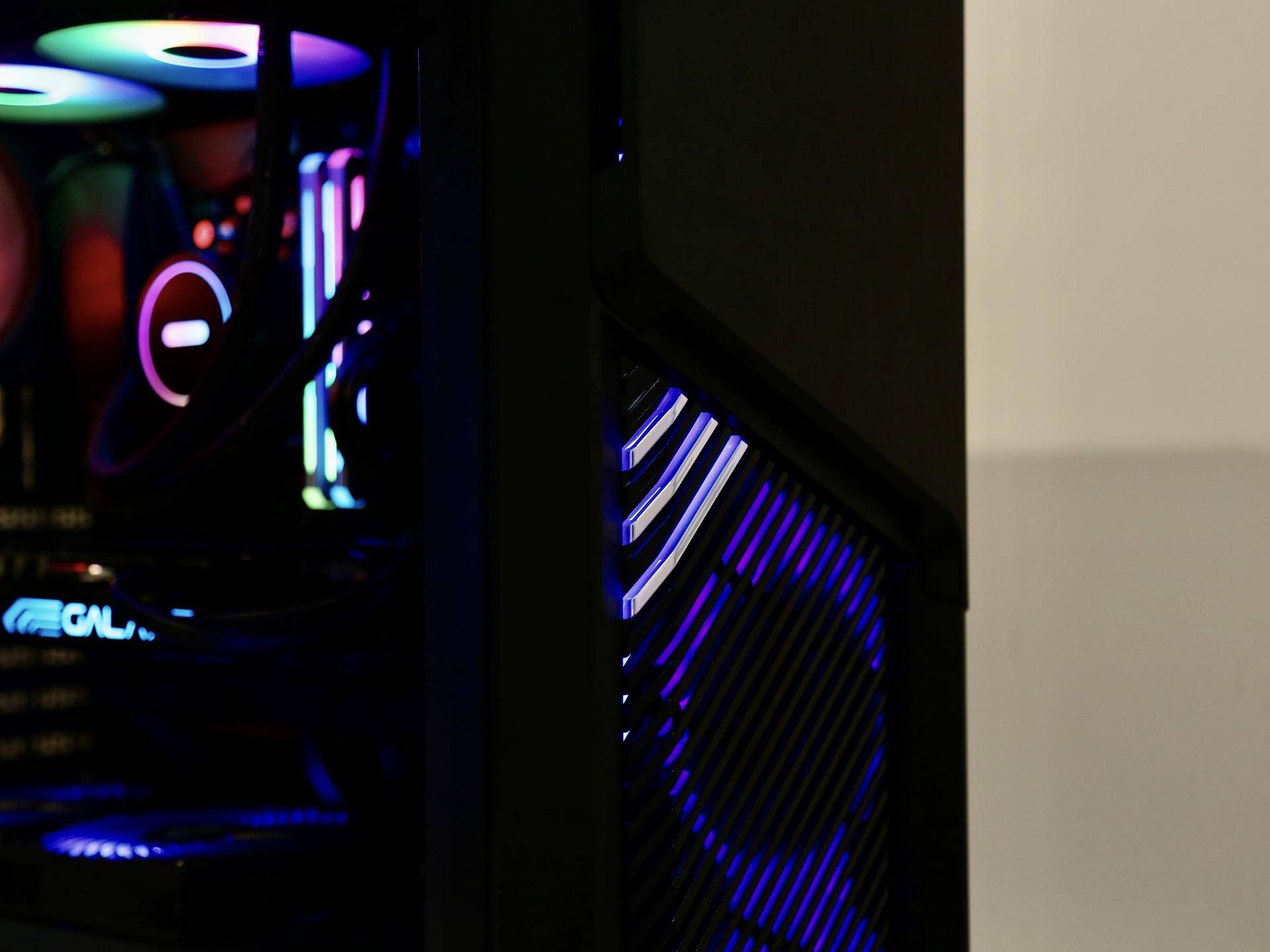 为刚踏入社会的小兄弟，配了一台高颜值散热好的FLUX平台主机